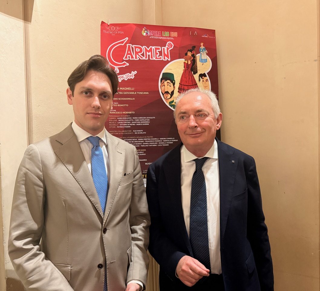 Franco Moretti, a destra, con Ferrari, direttore generale del Teatro Verdi di Pisa, davanti alla locandina della Carmen di Opera Lab EDU