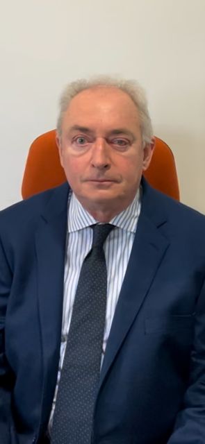 Ritratto di Franco Moretti in giacca blu e cravatta